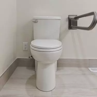 Strefa wokół toalety powinna być na tyle szeroka, aby umożliwić swobodny dostęp osobom na wózkach inwalidzkich. Jest to miejsce na montaż składanych poręczy, ułatwiających korzystanie z toalety