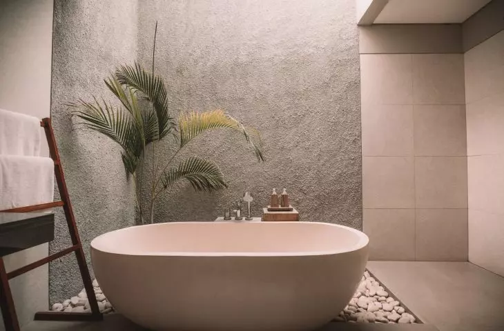 Beton świetnie sprawdzi się w nowoczesnej łazience z elementami eko  