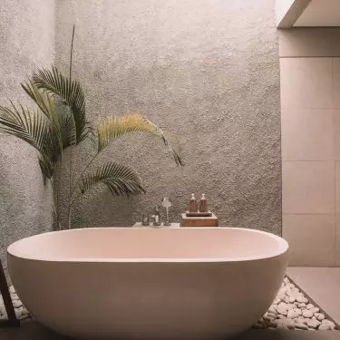 Beton świetnie sprawdzi się w nowoczesnej łazience z elementami eko  