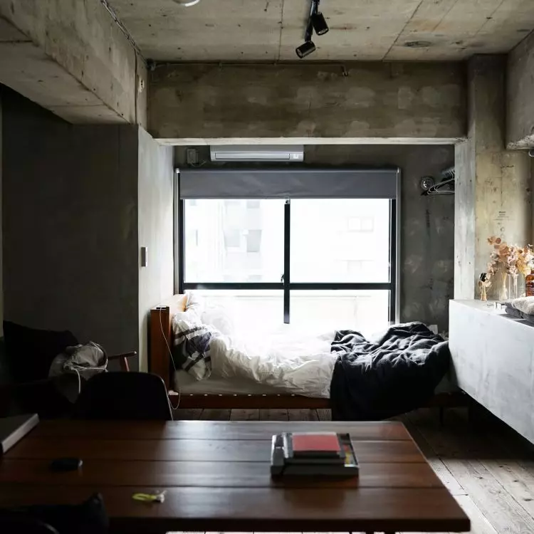 Beton na ścianach będzie idealnym tłem dla minimalistycznej sypialni