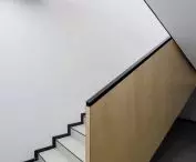 minimalistyczna klatka schodowa