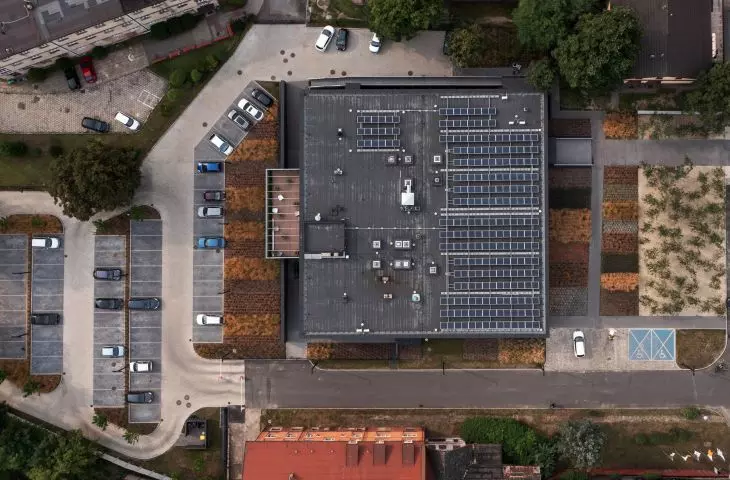 na dachu budynku umieszczono panele fotowoltaiczne