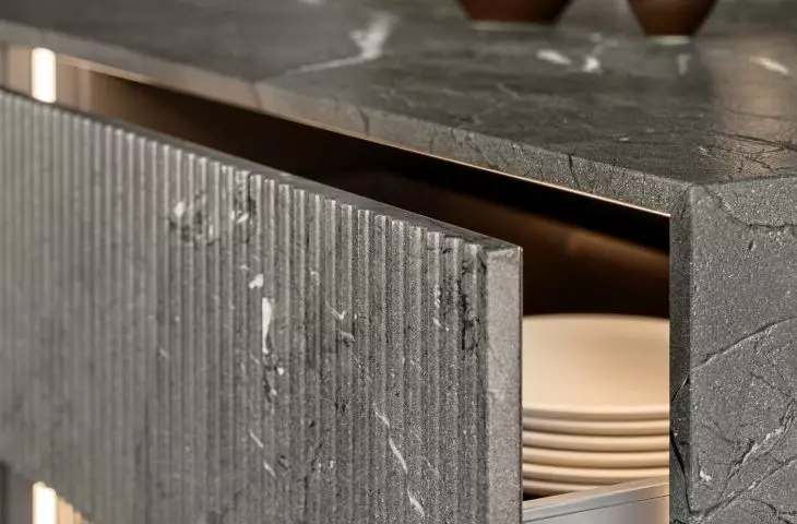 Drawers on the island are distinguished by fluted fronts