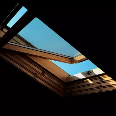 Okna dachowe zapewniają dostęp do świeżego powietrza, widok oraz nasłonecznienie pomieszczeń znajdujących się na poddaszu