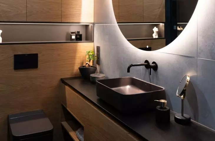 The bathroom design is based on a combination of black and wood
