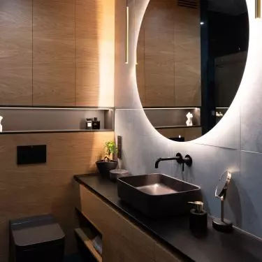 The bathroom design is based on a combination of black and wood