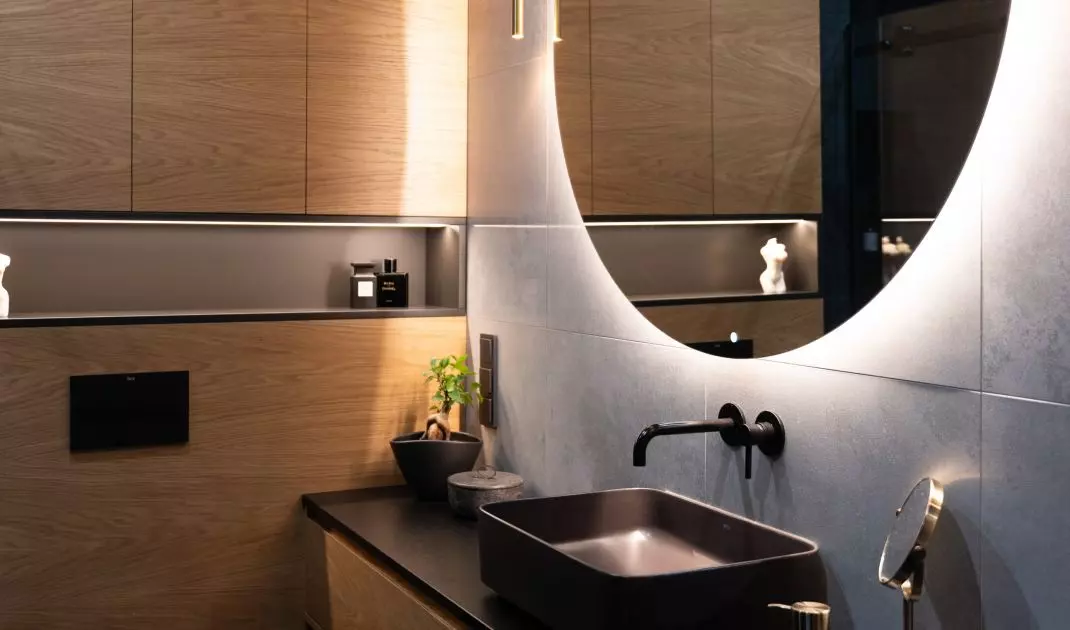 The bathroom design is based on a combination of black and wood