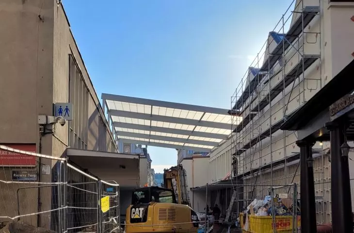 Zadaszenie nad pasażem przy Galerii Arsenał na Starym Rynku w Poznaniu