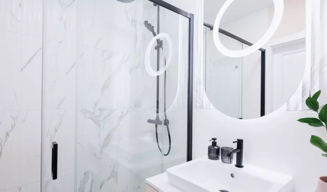 The walk-in shower has a minimalist form