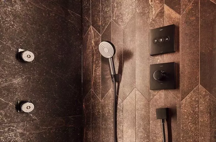 The shower is equipped with a rain shower head and a whirlpool nozzle