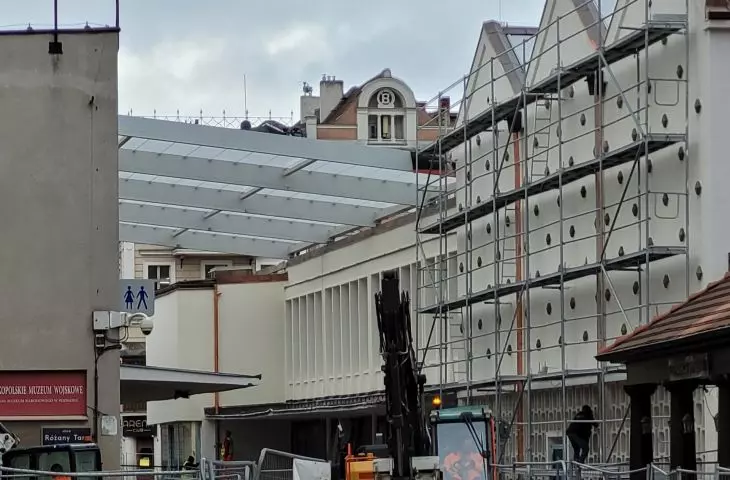 Zadaszenie nad pasażem przy Galerii Arsenał na Starym Rynku w Poznaniu