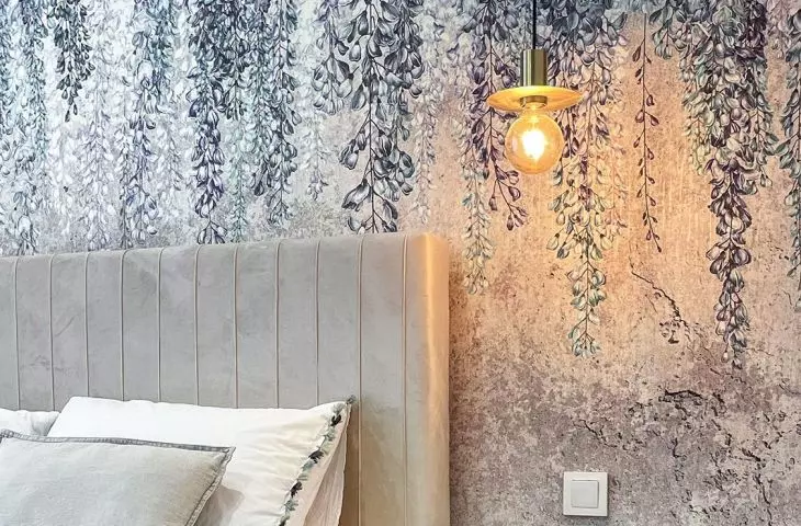 The lamps were arranged so as not to disturb the pattern on the wallpaper