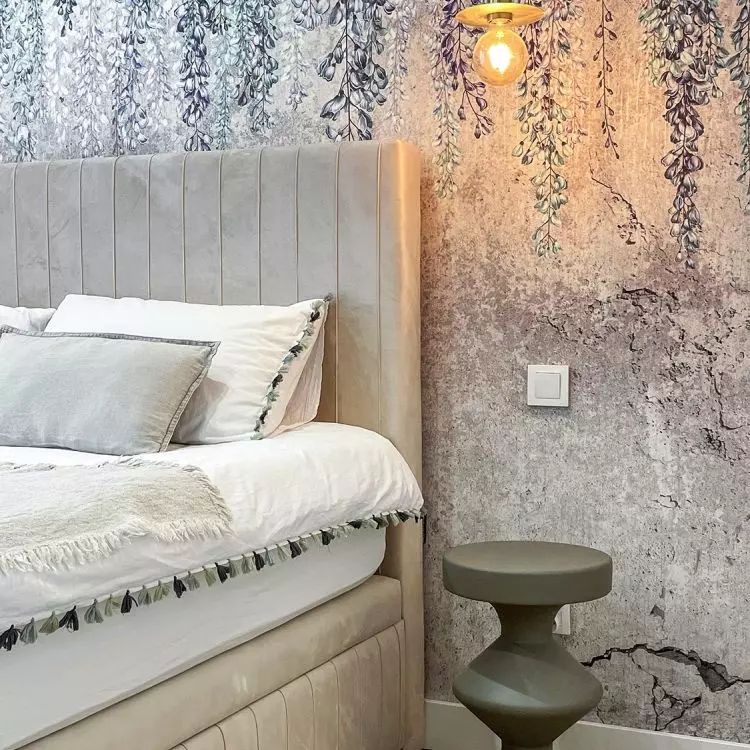 The lamps were arranged so as not to disturb the pattern on the wallpaper