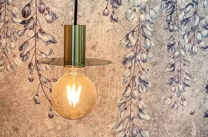 Wisteria wallpaper and warm light create a unique atmosphere