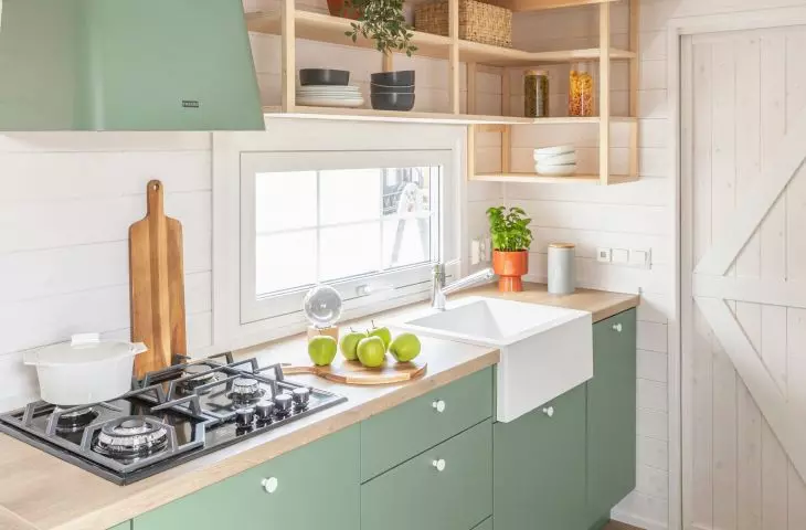 The kitchen has been equipped with all the necessary full-size appliances