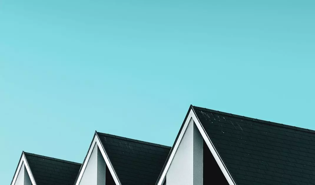 Brak uwypukleń i pofałdowań nadaje blachodachówce elegancki wygląd, a całej powierzchni dachu gładką fakturę