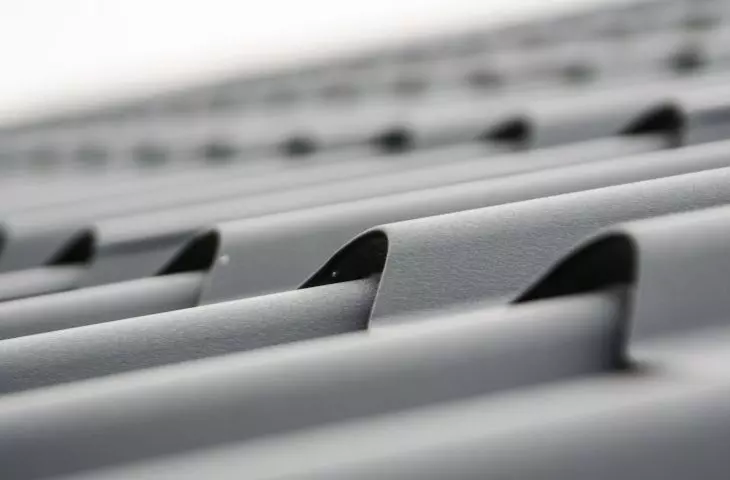 Blachodachówka to rodzaj pokrycia dachowego, wykonanego z metalowej blachy. Jej właściwości różnią się w zależności od użytego materiału i sposobu wykończenia