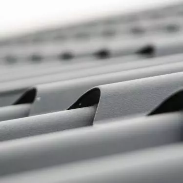 Blachodachówka to rodzaj pokrycia dachowego, wykonanego z metalowej blachy. Jej właściwości różnią się w zależności od użytego materiału i sposobu wykończenia