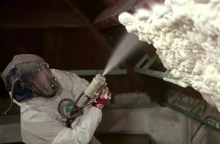 Pianka PUR składa się z dwóch składników, które są pompowane do specjalnego pistoletu natryskowego