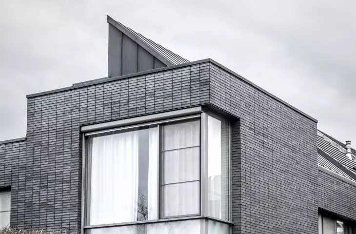 When designing the facade of a modern building, it is worth choosing tiles with a smooth surface in a shade from the palette of cool grays
