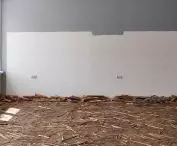 Pozostałości po rozebranym parkiecie w kamienicy przy ul. Rozbrat