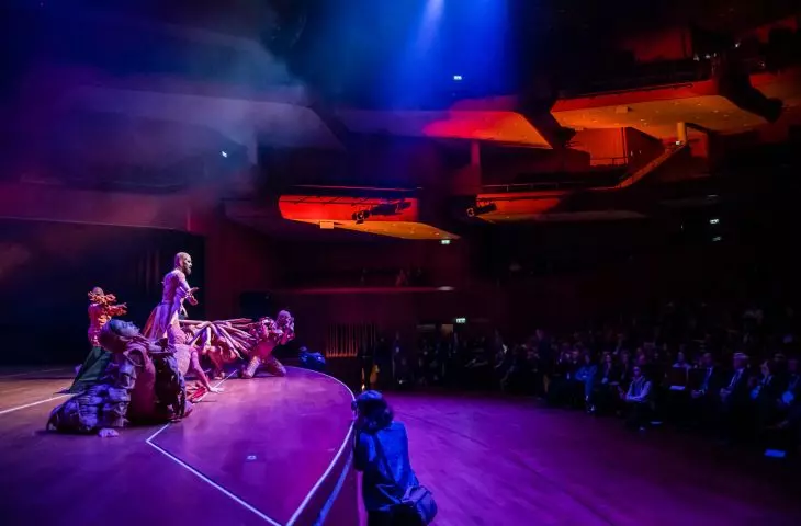 performance „Harmonia Humanoidów” podczas inauguracji kongresu