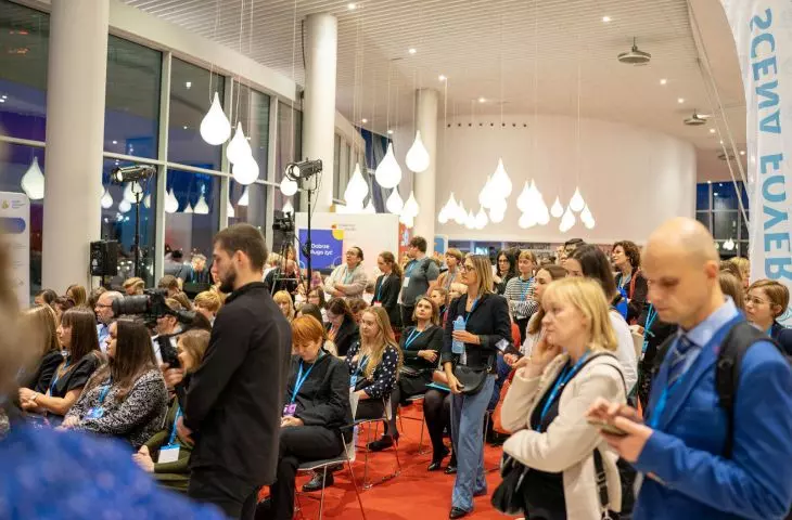 spotkanie na scenie foyer