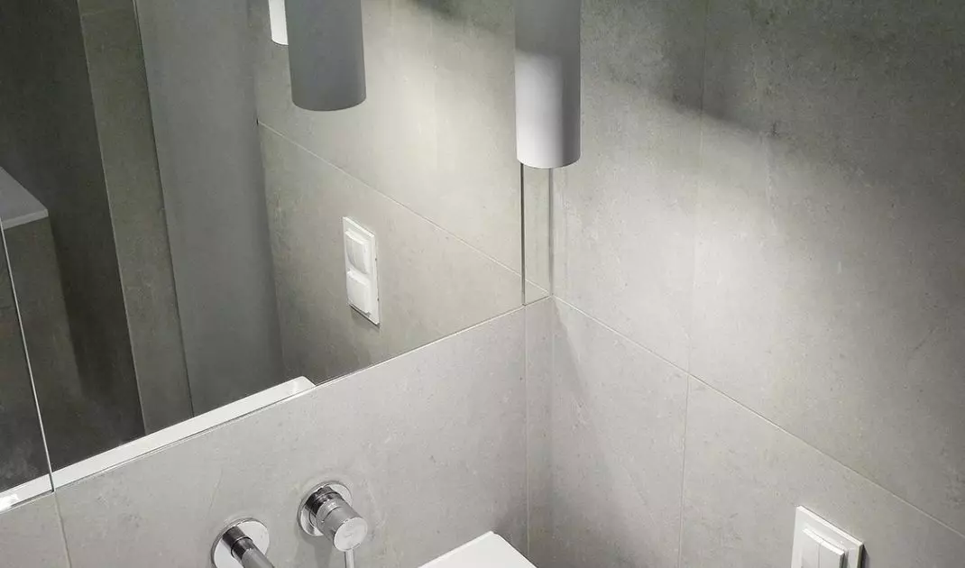 Odbijające się w lustrze lampy tworzą ciekawy efekt wizualny