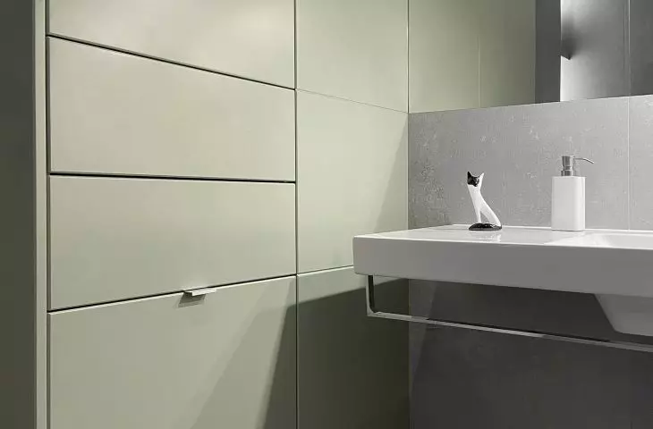 The celadon body is a colorful element of the interior