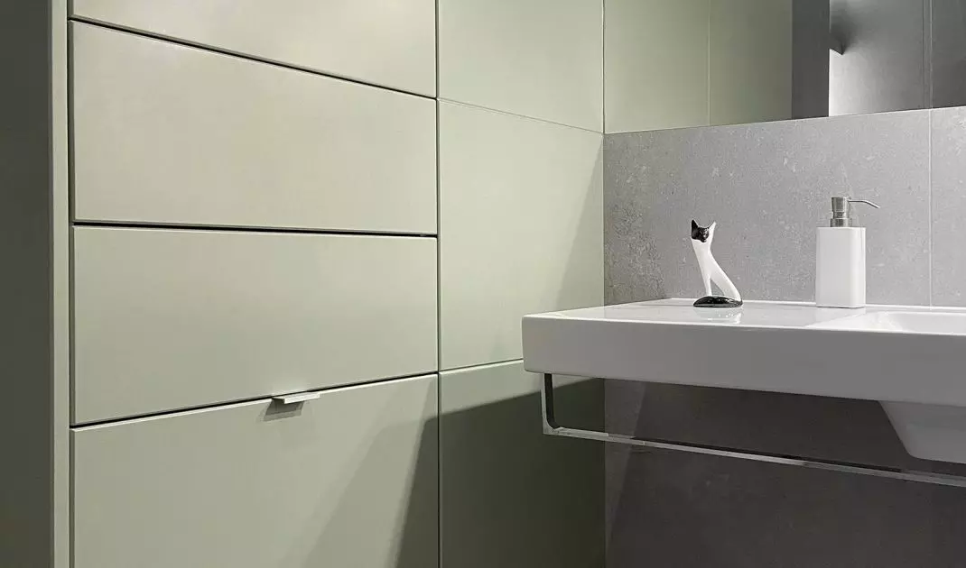 The celadon body is a colorful element of the interior