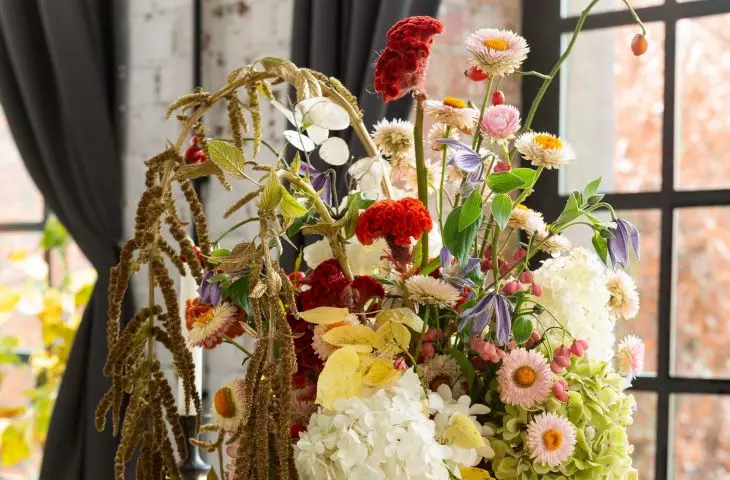 Combine different colors of flowers for an interesting arrangement