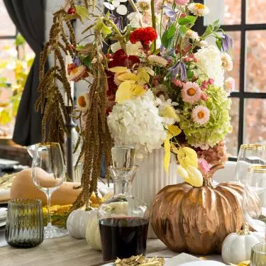 Combine different colors of flowers for an interesting arrangement