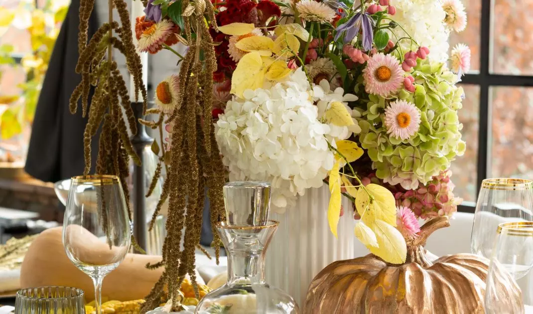 Combine different colors of flowers for an interesting arrangement