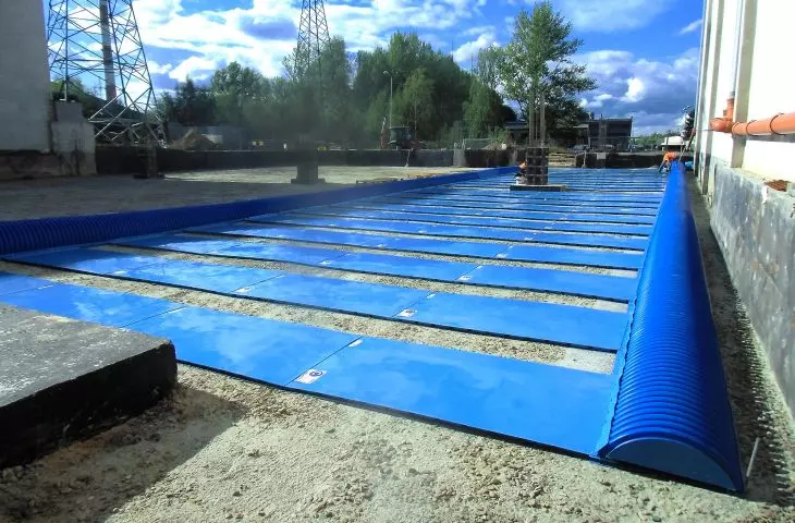 Plate ground heat exchanger reduces costly heat escape from building with ventilation air