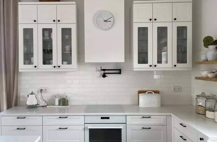In the kitchen, you will find a white kitchen in a classic style