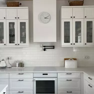 In the kitchen, you will find a white kitchen in a classic style