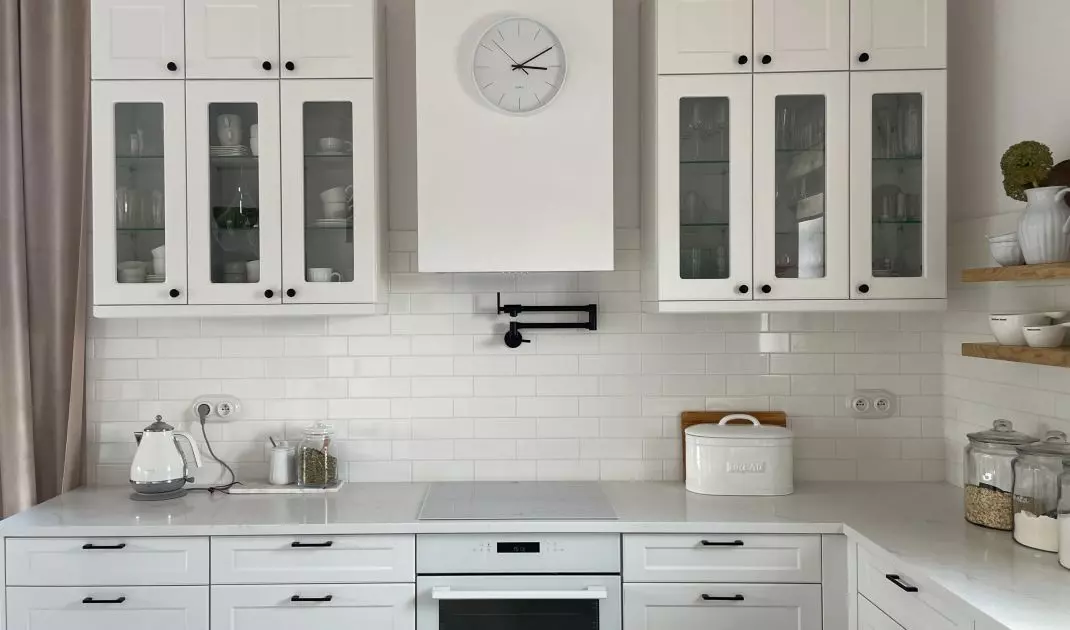 In the kitchen, you will find a white kitchen in a classic style