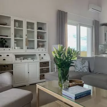 The blogger decided to decorate her home in modern farmhouse style