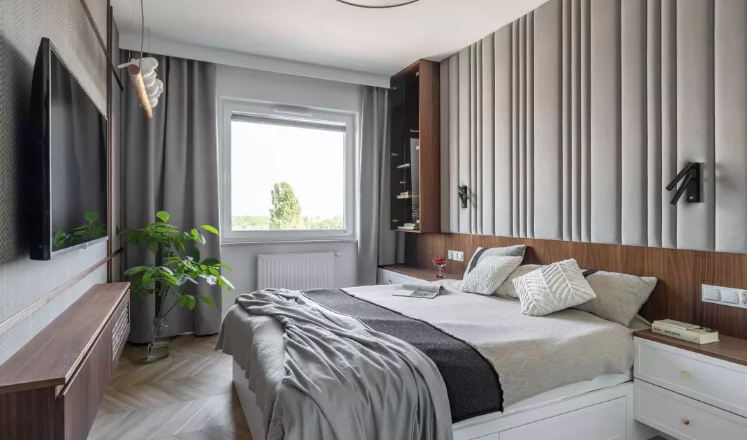 The wall with the TV in the bedroom was covered with structured wallpaper