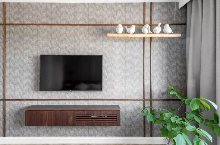 The apartment uses interesting lamps, for example, in the bedroom you will find lighting in the shape of birds