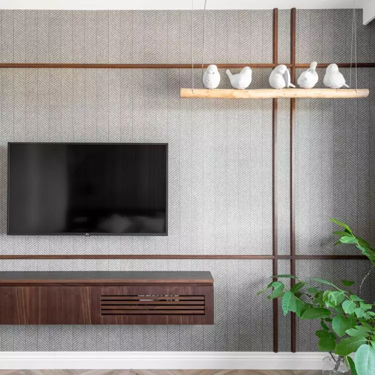 The apartment uses interesting lamps, for example, in the bedroom you will find lighting in the shape of birds