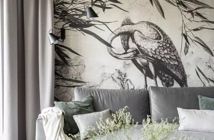 In the rest area, the wallpaper with a heron attracts attention