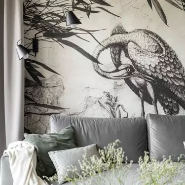In the rest area, the wallpaper with a heron attracts attention