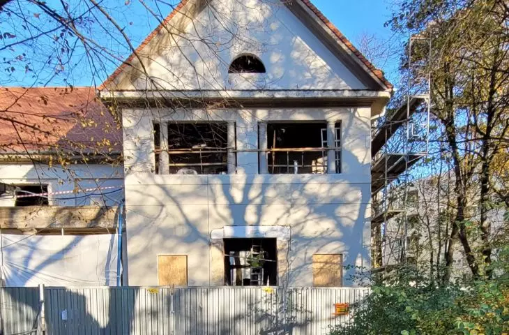 Betonhaus obok 