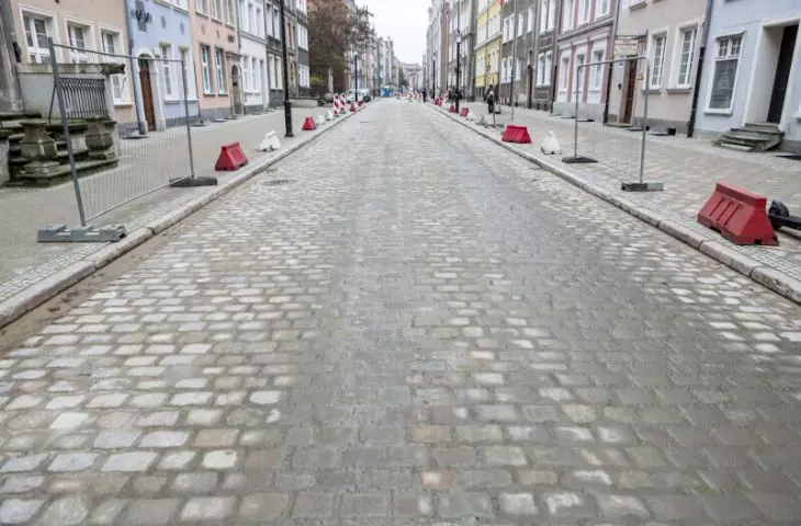 The street surface was made of uneven cobblestones