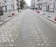 Nawierzchnię ulicy wykonano z nierównego bruku