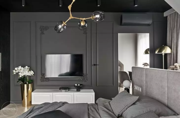 The black wall was decorated with stucco