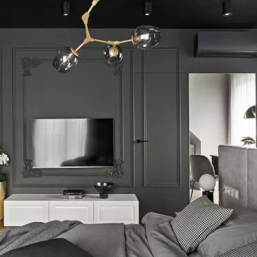 The black wall was decorated with stucco