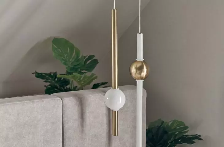 In the bedroom, the architect used different types of lighting