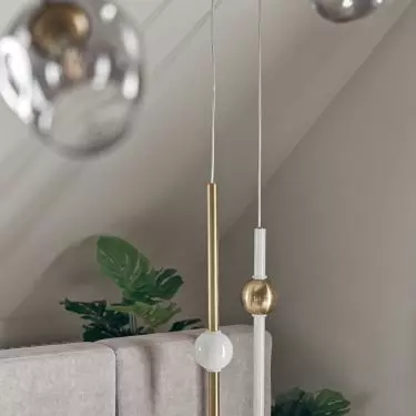 In the bedroom, the architect used different types of lighting